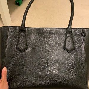 THE 13-INCH SIGNATURE TOTE - LEATHER ONYX STINGRAY